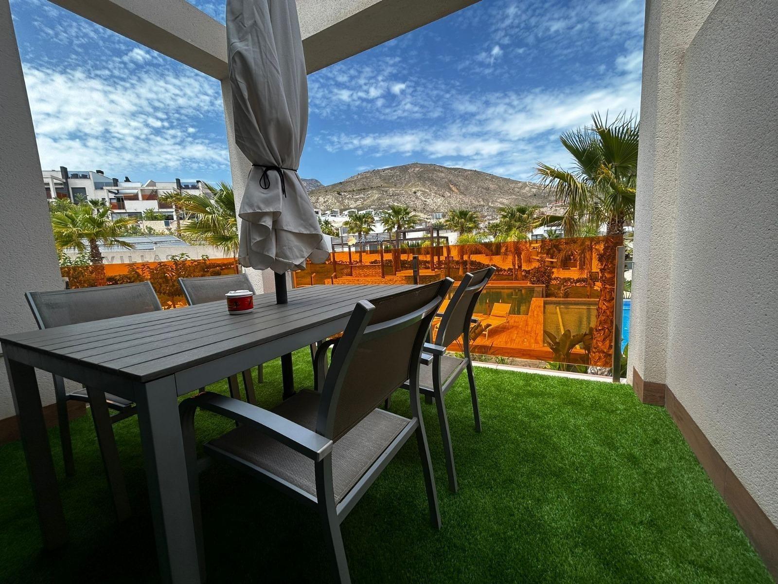 Penthouse met solarium en jacuzzi in de Alegria Village urbanisatie