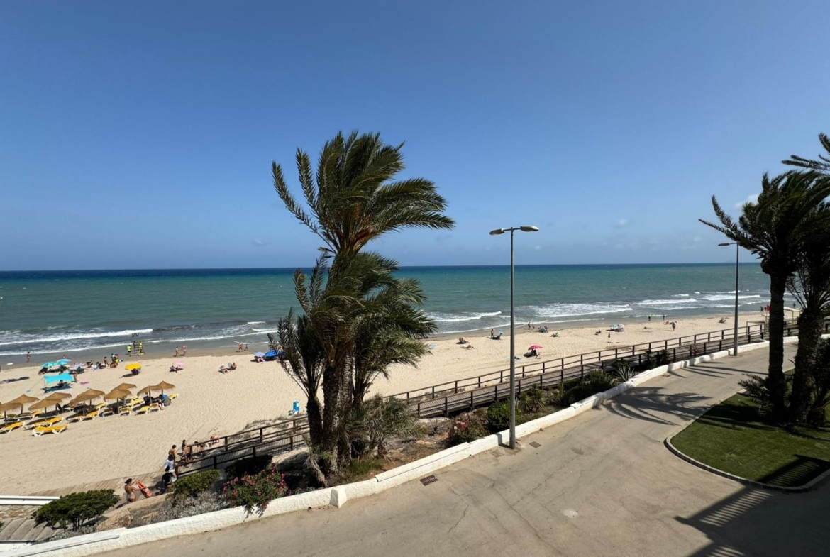 Frontline Penthouse! Renovated in La Torre de la Horadada: Your Ideal Refuge Just Meters from the Se