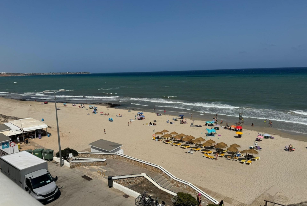 Frontline Penthouse! Renovated in La Torre de la Horadada: Your Ideal Refuge Just Meters from the Se