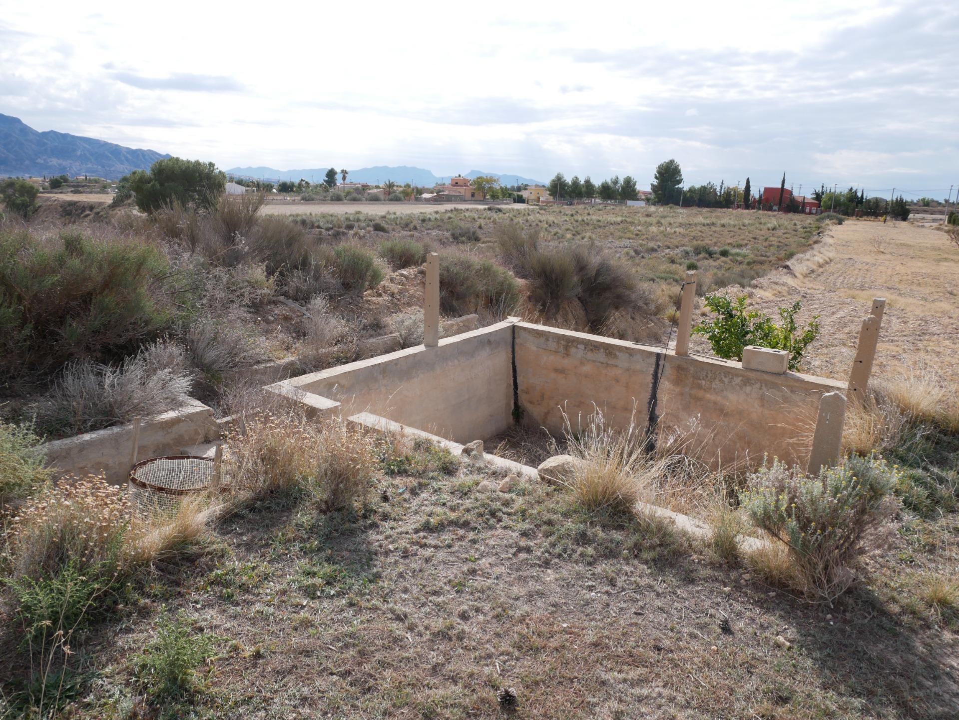 16-5 CASA CON TERRENO EN ZONA EL SALADO, ABANILLA