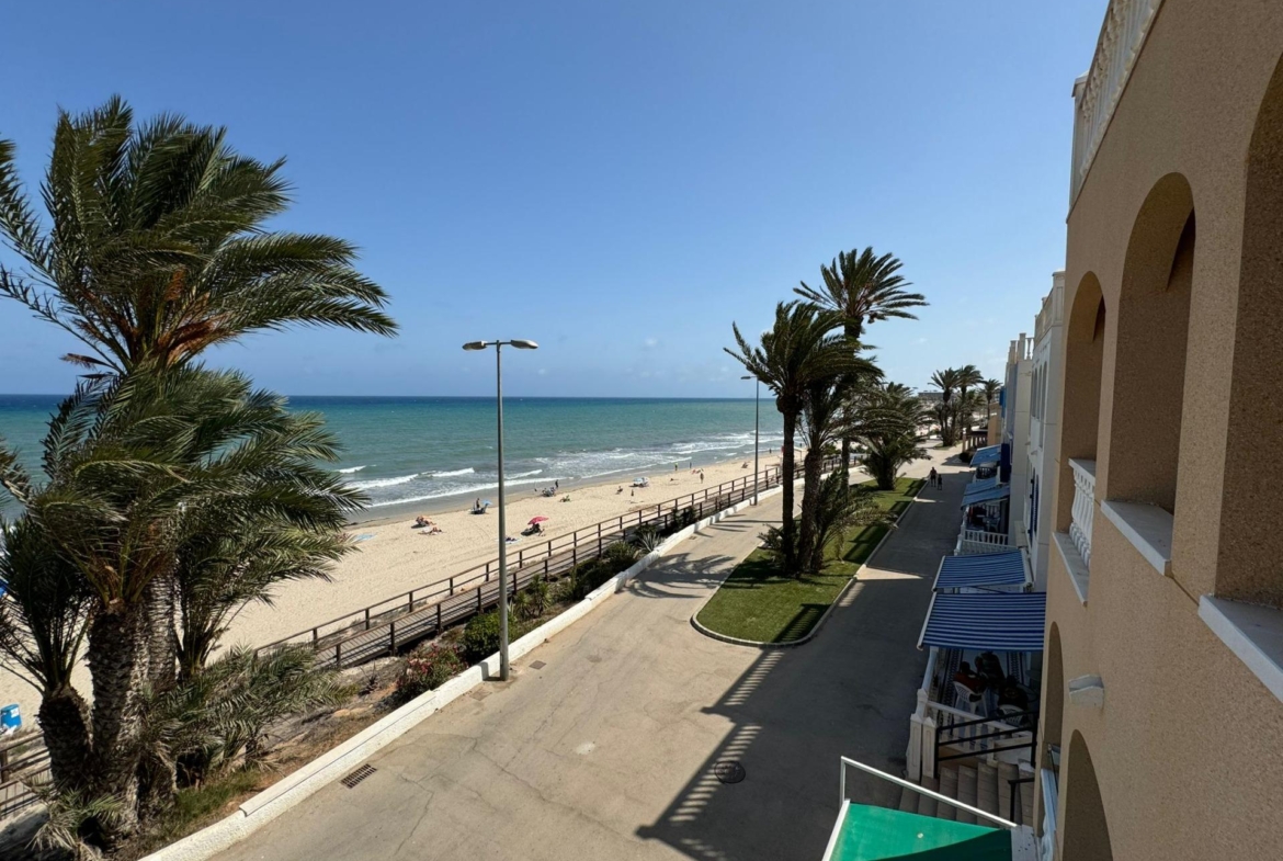 Frontline Penthouse! Renovated in La Torre de la Horadada: Your Ideal Refuge Just Meters from the Se