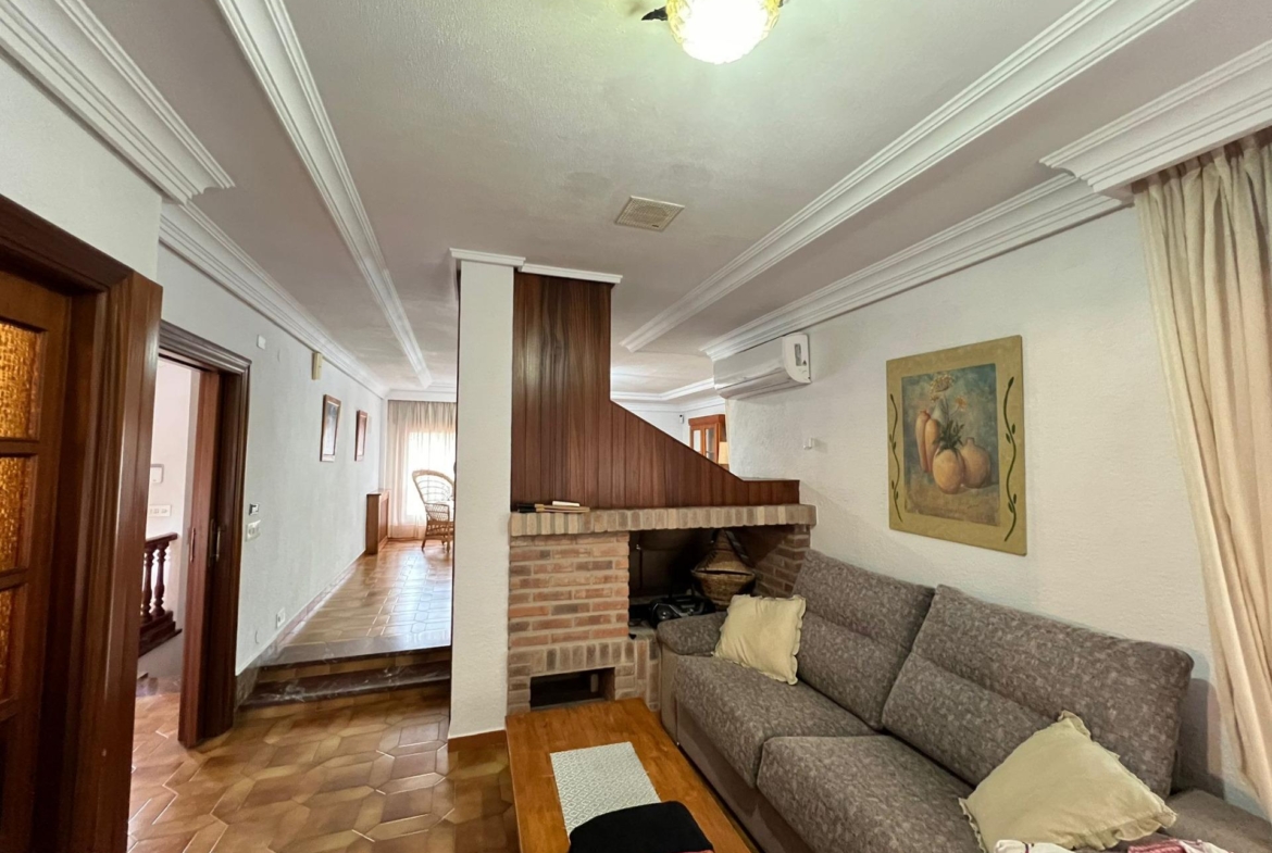 VILLA EN ORIHUELA COSTA A 500 METROS DE LA PLAYA. 4 DORM. 3 BAÑOS. PARCELA 1.145M2.
