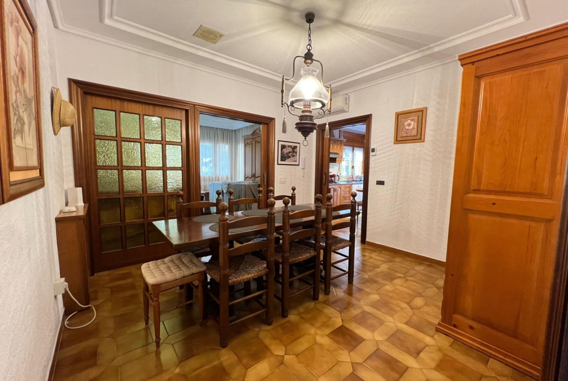 VILLA EN ORIHUELA COSTA A 500 METROS DE LA PLAYA. 4 DORM. 3 BAÑOS. PARCELA 1.145M2.