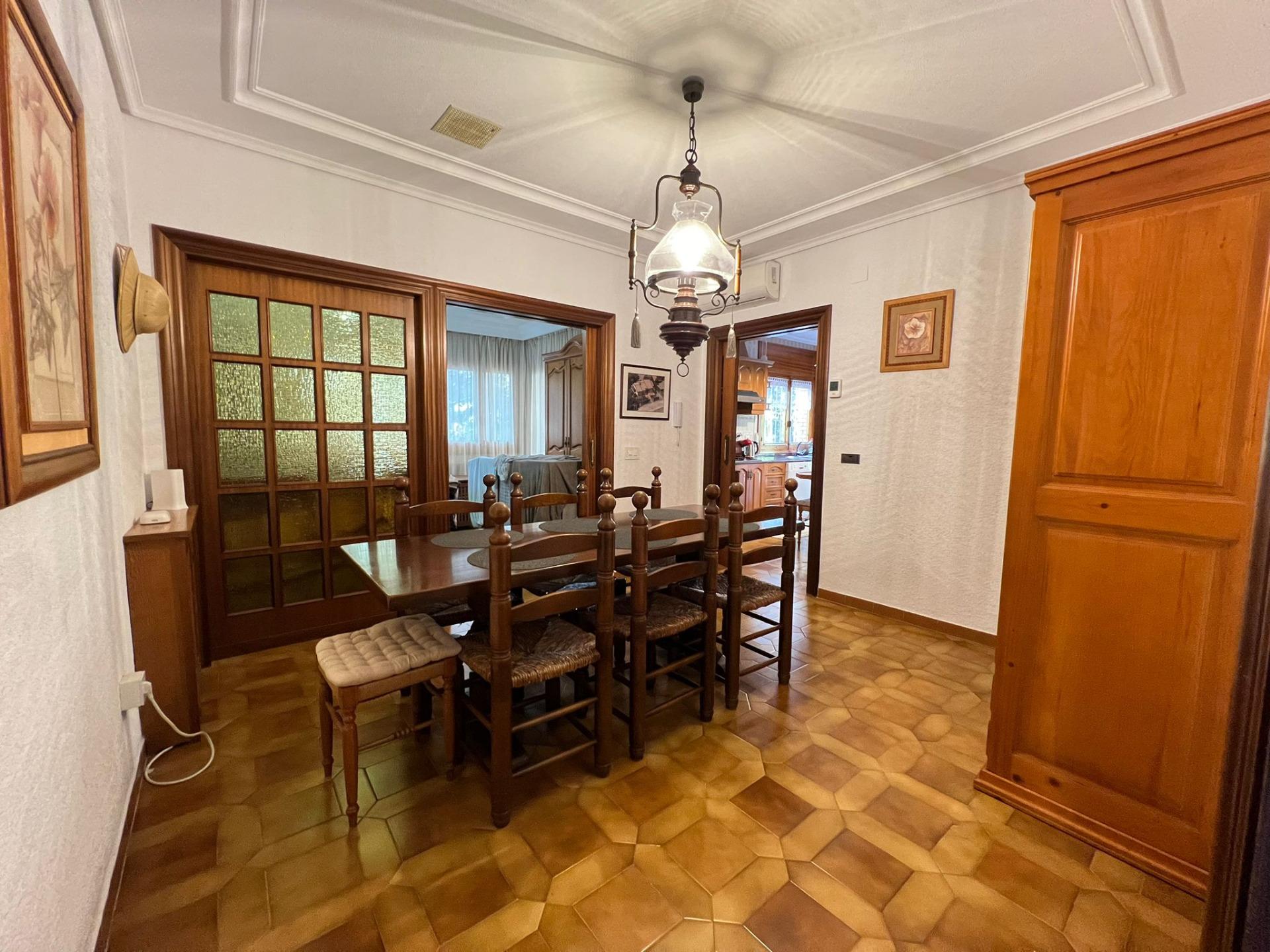 16-56-2 VILLA EN ORIHUELA COSTA A 500 METROS DE LA PLAYA. 4 DORM. 3 BAÑOS. PARCELA 1.145M2.
