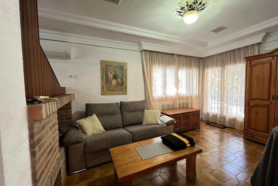 VILLA EN ORIHUELA COSTA A 500 METROS DE LA PLAYA. 4 DORM. 3 BAÑOS. PARCELA 1.145M2.