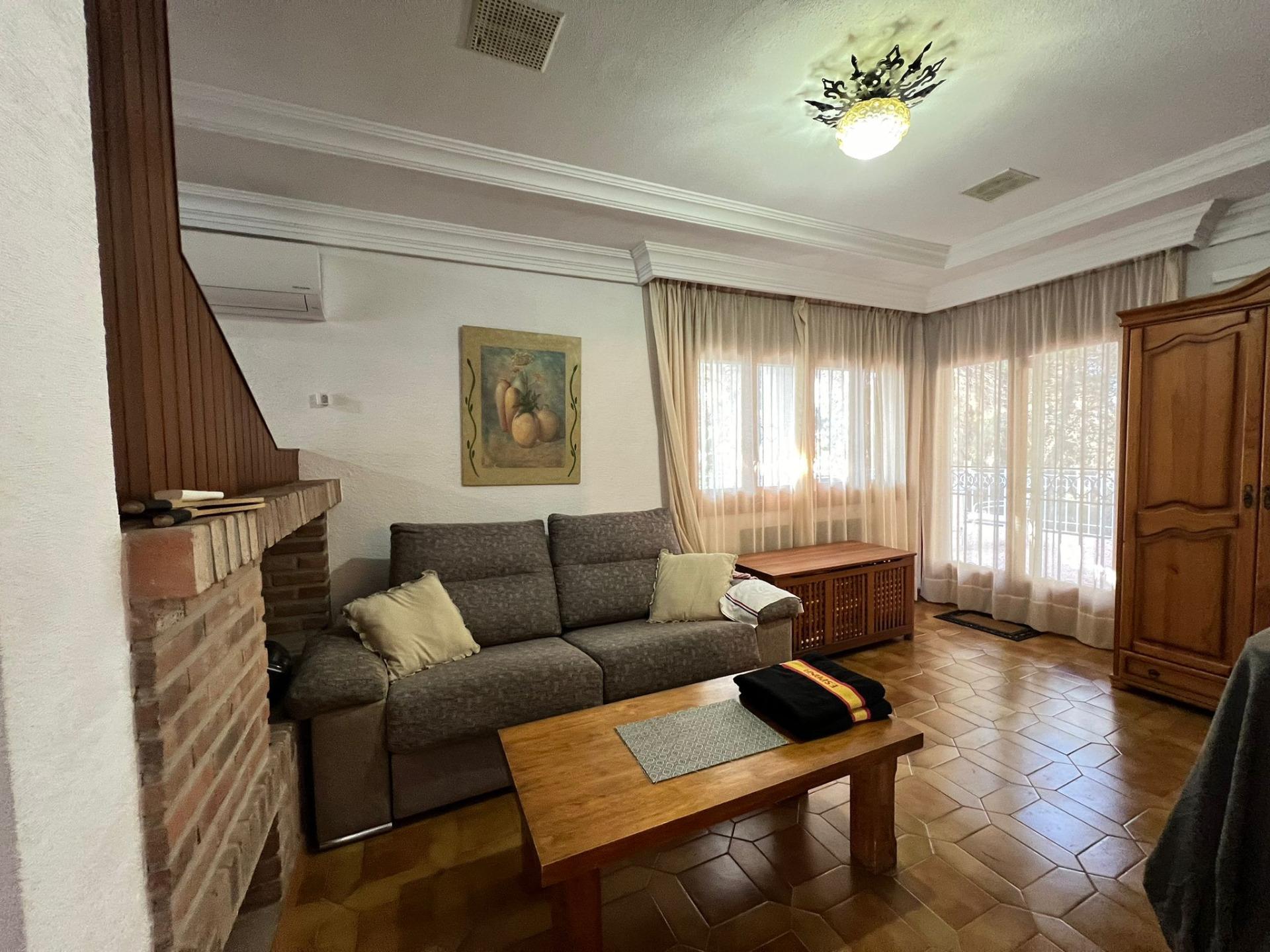16-57-2 VILLA EN ORIHUELA COSTA A 500 METROS DE LA PLAYA. 4 DORM. 3 BAÑOS. PARCELA 1.145M2.