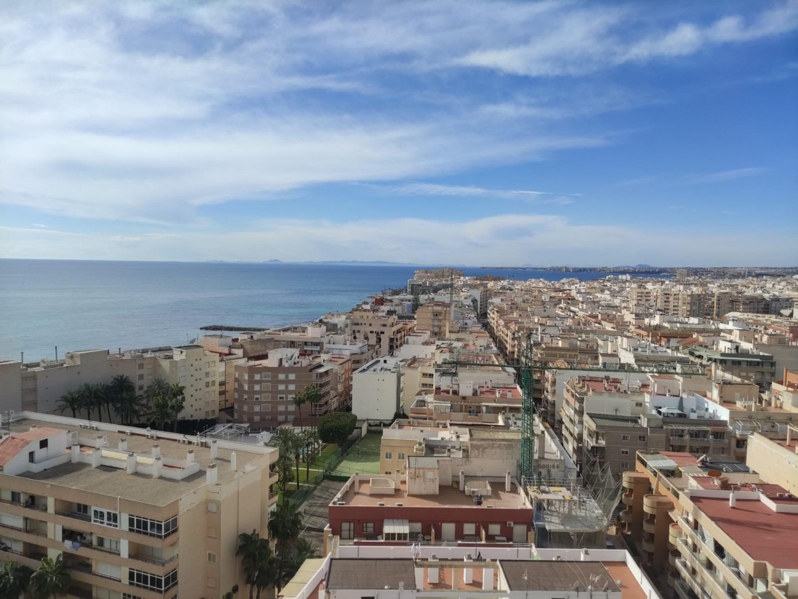 16-57 Ático duplex con vistas al mar en Torrevieja.