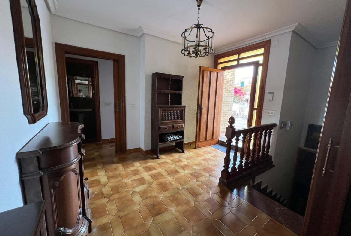 VILLA EN ORIHUELA COSTA A 500 METROS DE LA PLAYA. 4 DORM. 3 BAÑOS. PARCELA 1.145M2.