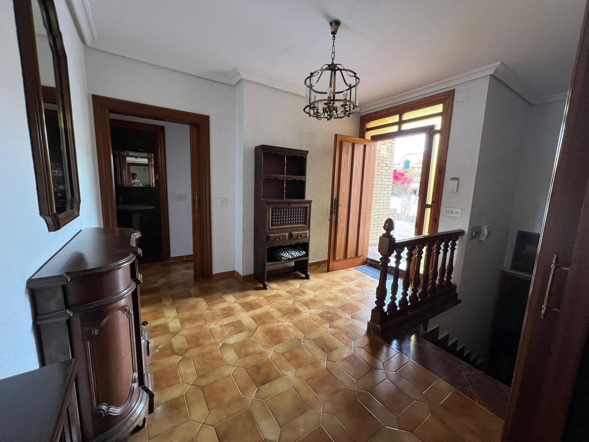 16-58-2 VILLA EN ORIHUELA COSTA A 500 METROS DE LA PLAYA. 4 DORM. 3 BAÑOS. PARCELA 1.145M2.
