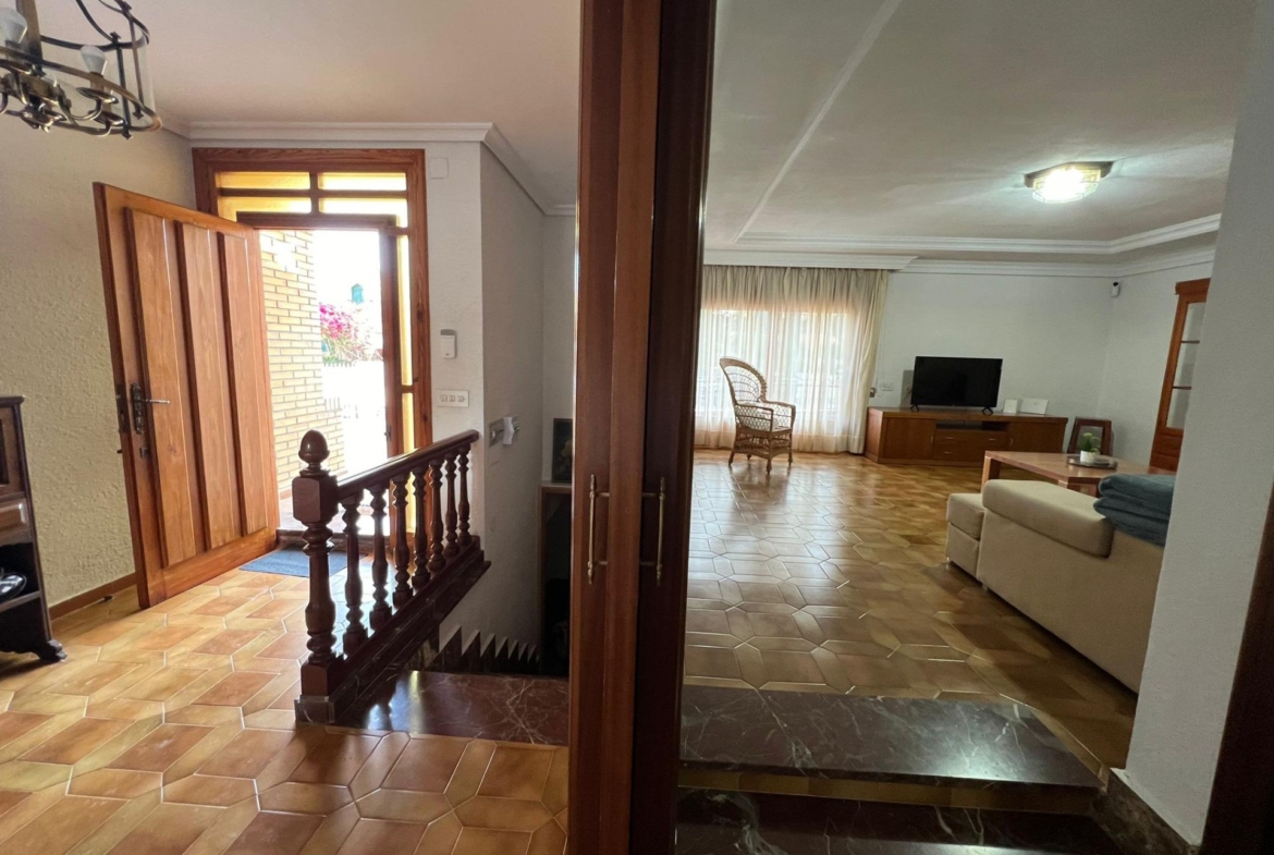VILLA EN ORIHUELA COSTA A 500 METROS DE LA PLAYA. 4 DORM. 3 BAÑOS. PARCELA 1.145M2.