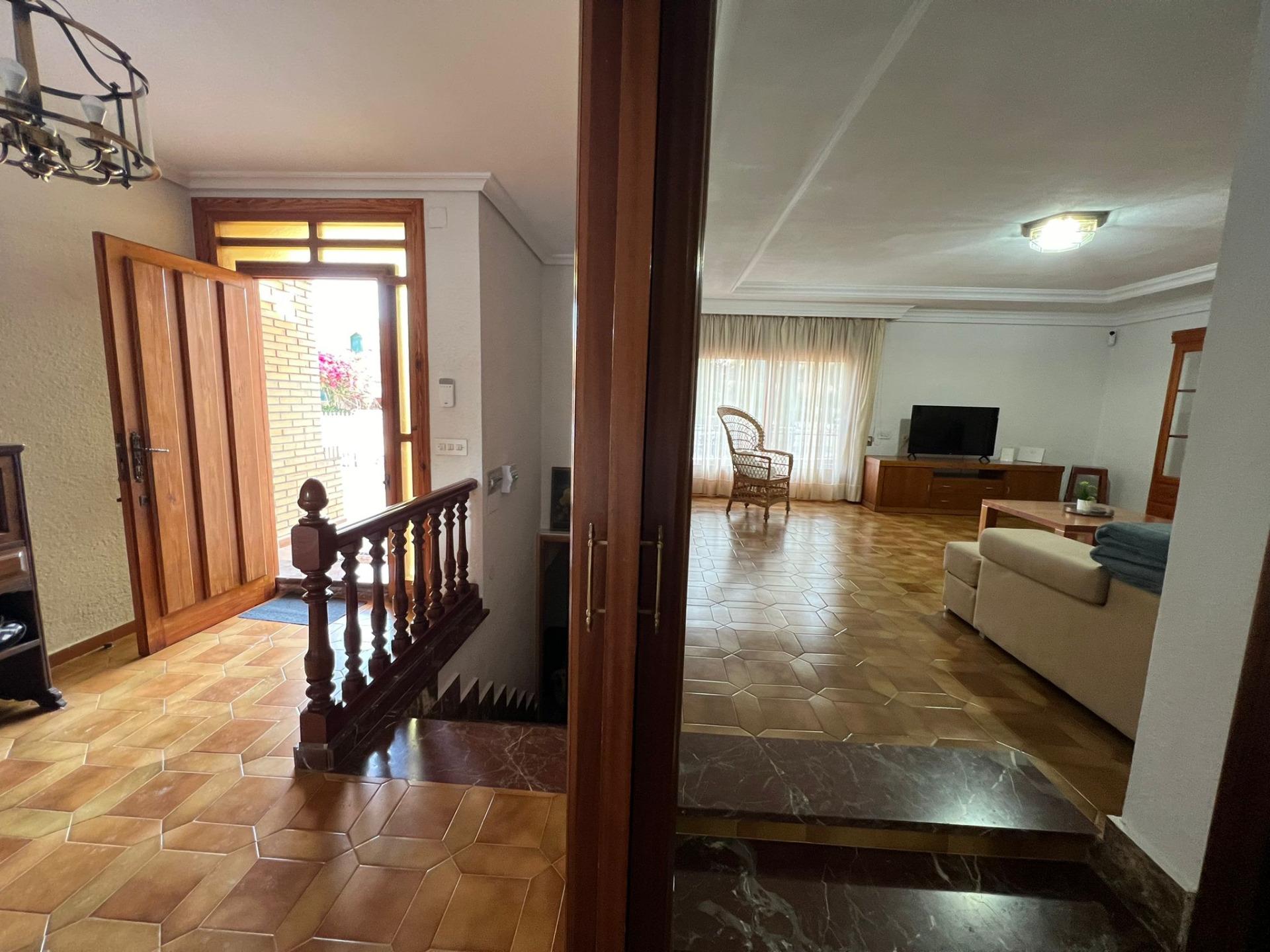 16-59-2 VILLA EN ORIHUELA COSTA A 500 METROS DE LA PLAYA. 4 DORM. 3 BAÑOS. PARCELA 1.145M2.