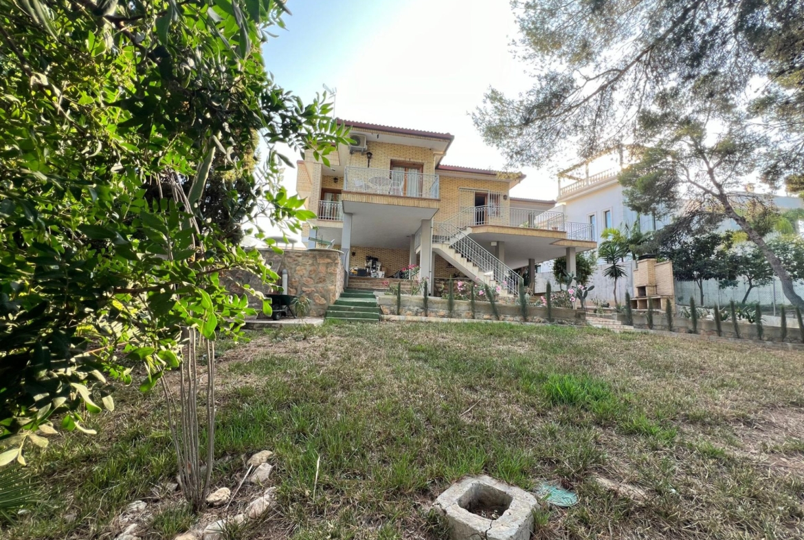 VILLA EN ORIHUELA COSTA A 500 METROS DE LA PLAYA. 4 DORM. 3 BAÑOS. PARCELA 1.145M2.