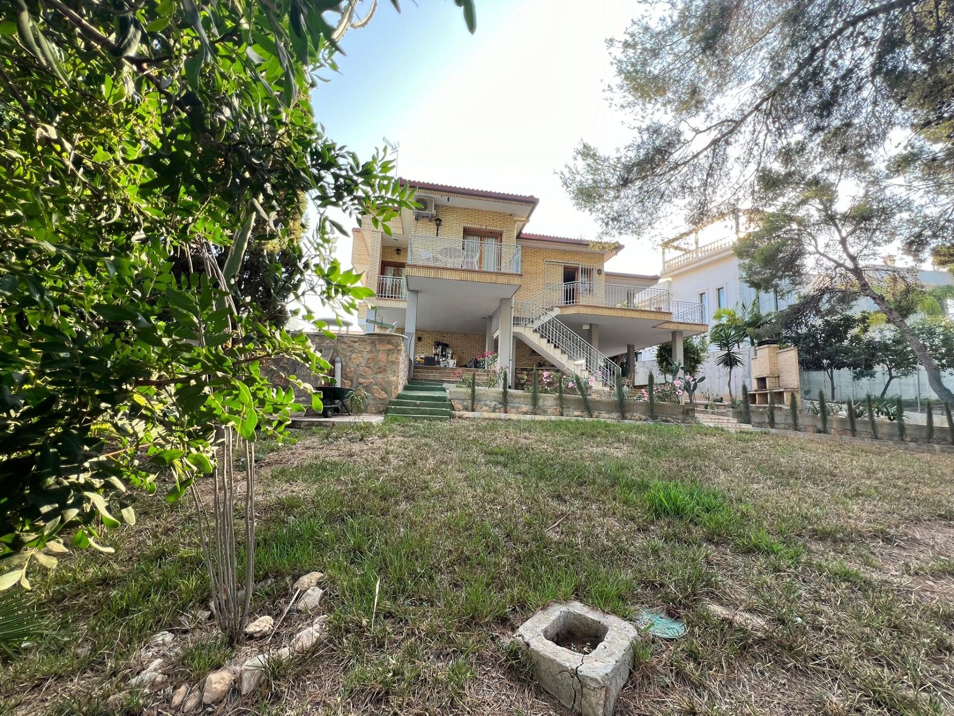16-6-4 VILLA EN ORIHUELA COSTA A 500 METROS DE LA PLAYA. 4 DORM. 3 BAÑOS. PARCELA 1.145M2.