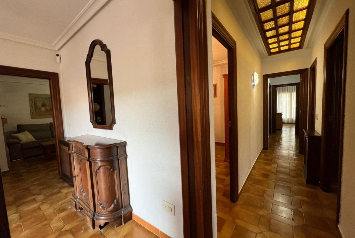 VILLA EN ORIHUELA COSTA A 500 METROS DE LA PLAYA. 4 DORM. 3 BAÑOS. PARCELA 1.145M2.