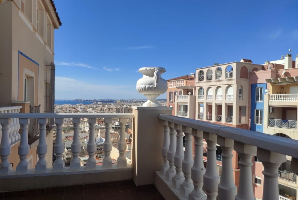 Ático duplex con vistas al mar en Torrevieja.