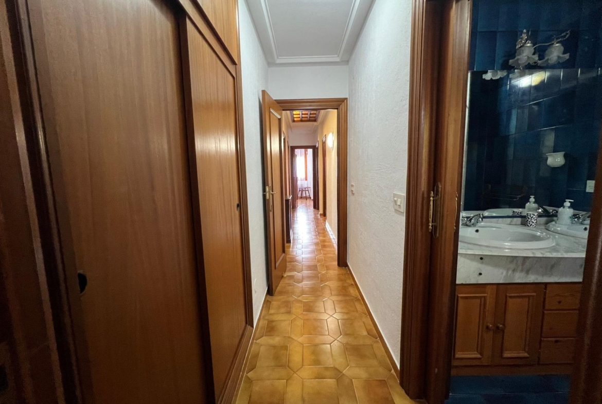 VILLA EN ORIHUELA COSTA A 500 METROS DE LA PLAYA. 4 DORM. 3 BAÑOS. PARCELA 1.145M2.