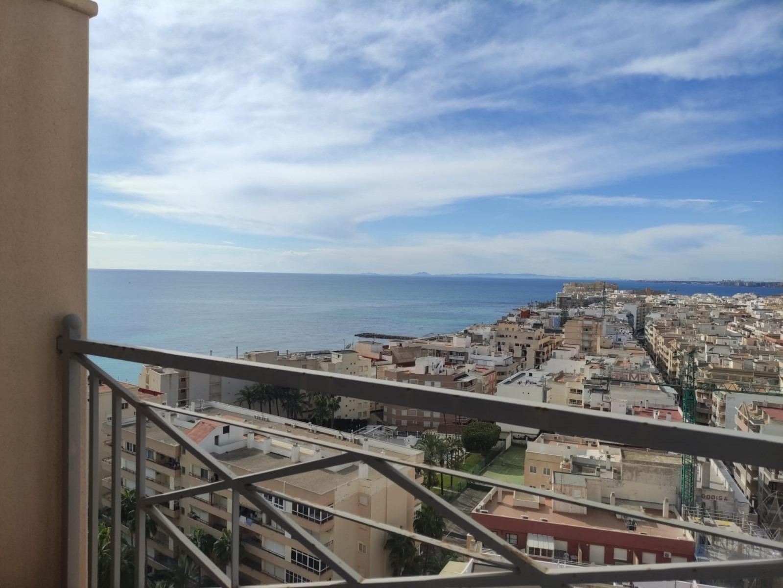 16-62 Ático duplex con vistas al mar en Torrevieja.