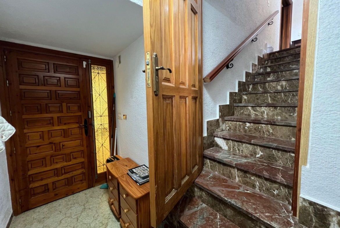 VILLA EN ORIHUELA COSTA A 500 METROS DE LA PLAYA. 4 DORM. 3 BAÑOS. PARCELA 1.145M2.