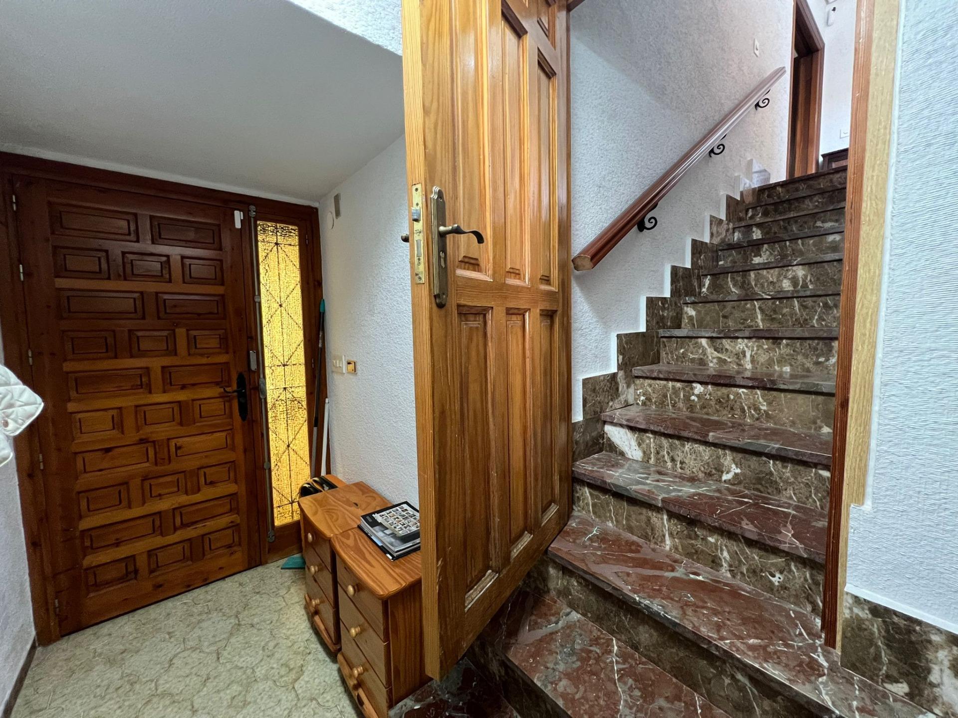 16-63-1 VILLA EN ORIHUELA COSTA A 500 METROS DE LA PLAYA. 4 DORM. 3 BAÑOS. PARCELA 1.145M2.