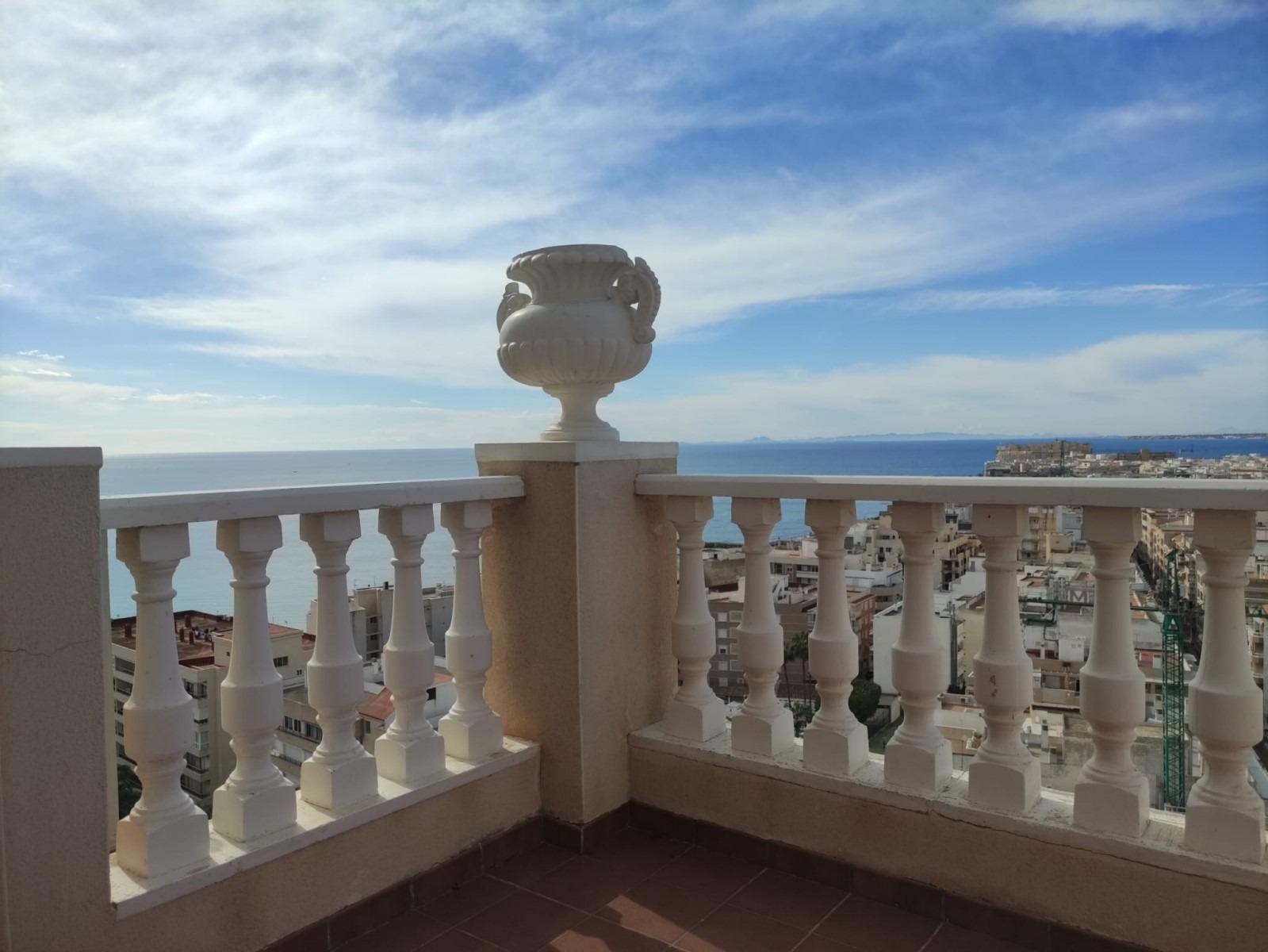 16-63 Ático duplex con vistas al mar en Torrevieja.