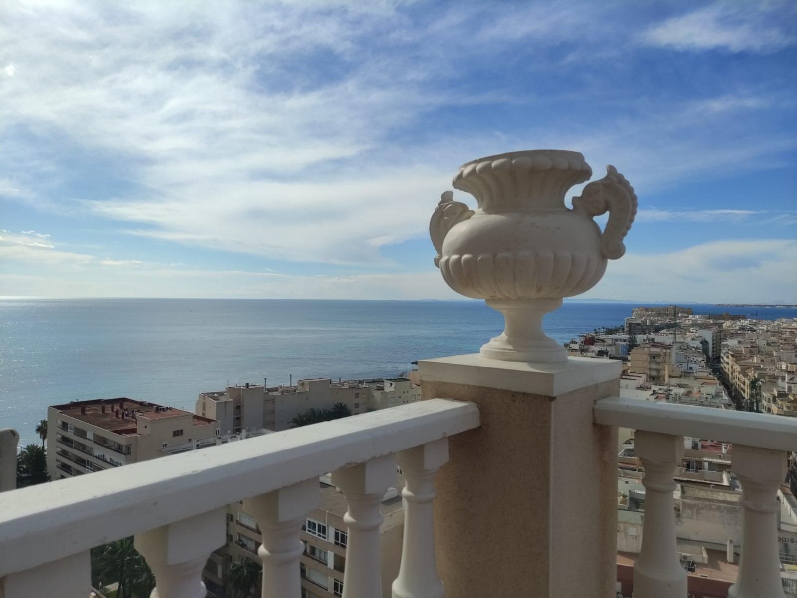 16-65 Ático duplex con vistas al mar en Torrevieja.