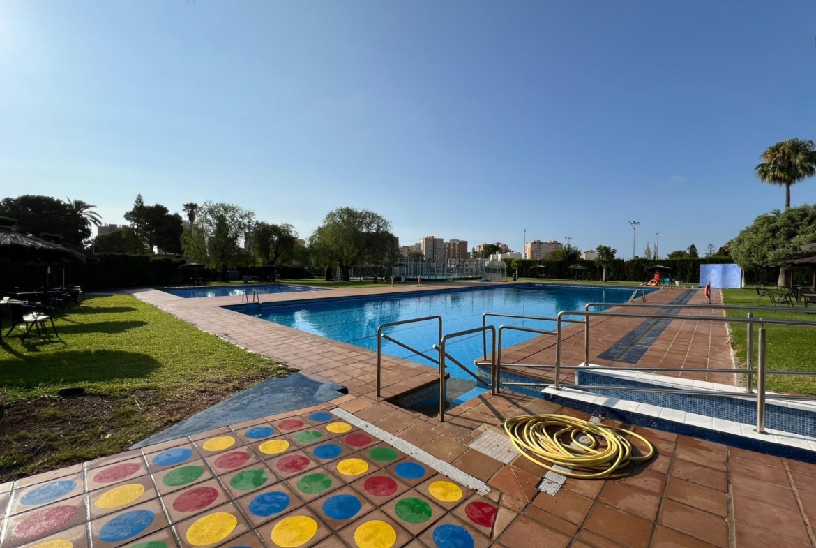 VILLA EN ORIHUELA COSTA A 500 METROS DE LA PLAYA. 4 DORM. 3 BAÑOS. PARCELA 1.145M2.