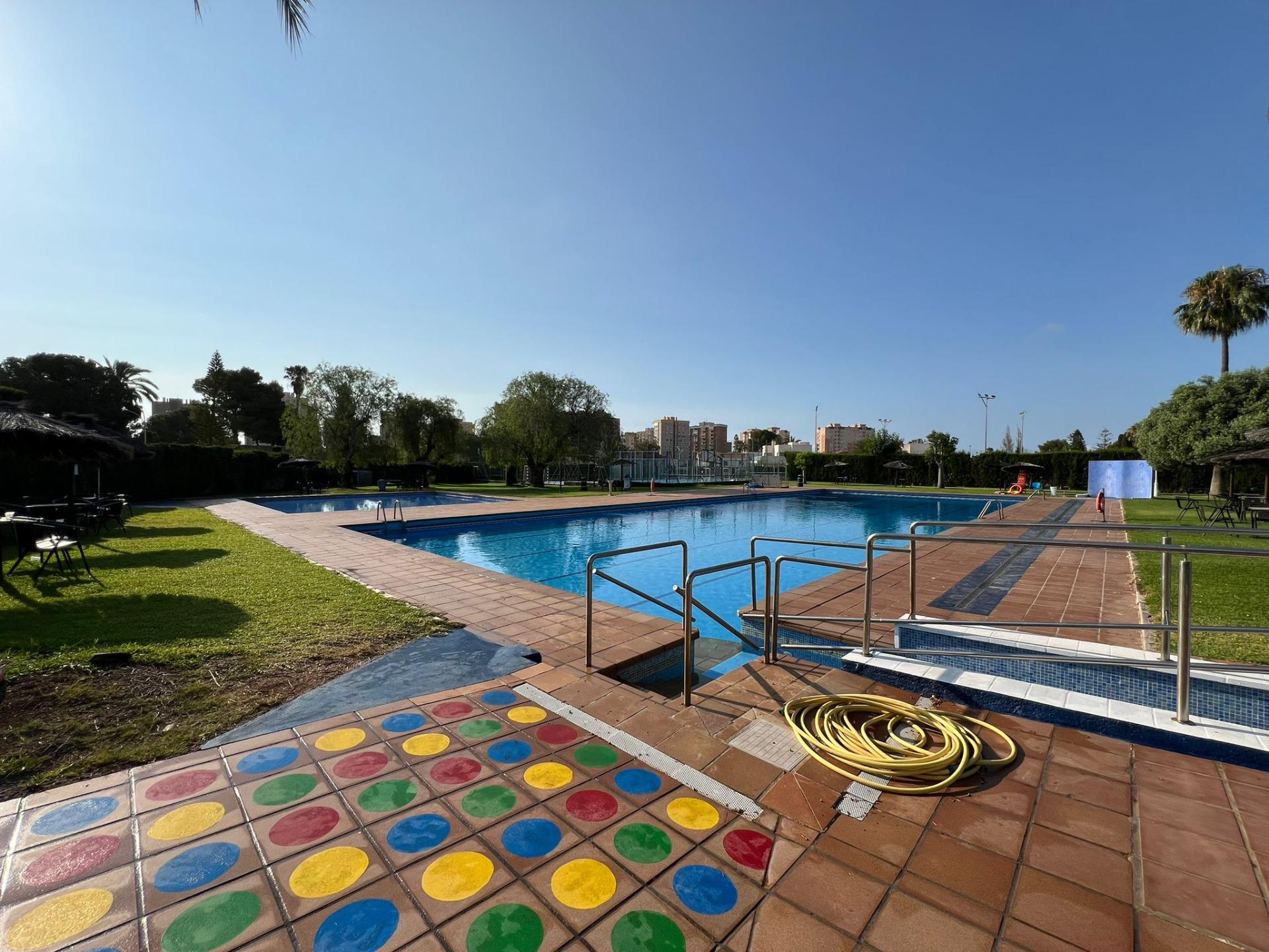 16-66-1 VILLA EN ORIHUELA COSTA A 500 METROS DE LA PLAYA. 4 DORM. 3 BAÑOS. PARCELA 1.145M2.