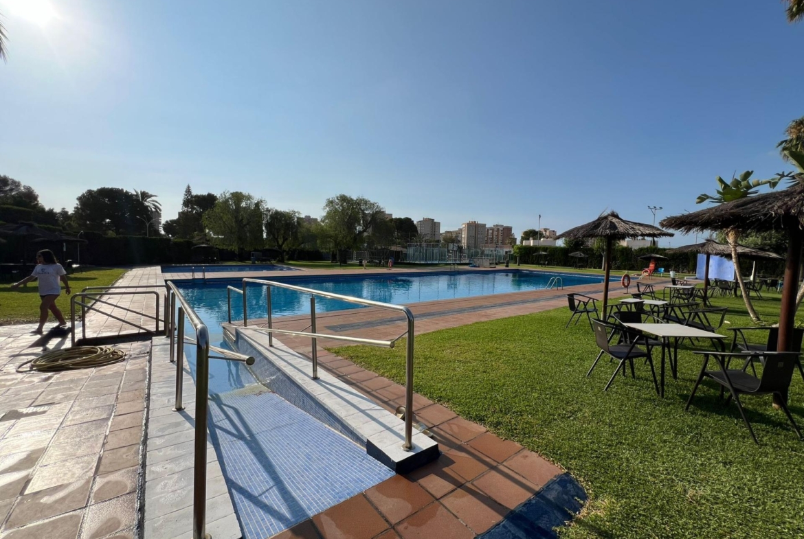 VILLA EN ORIHUELA COSTA A 500 METROS DE LA PLAYA. 4 DORM. 3 BAÑOS. PARCELA 1.145M2.