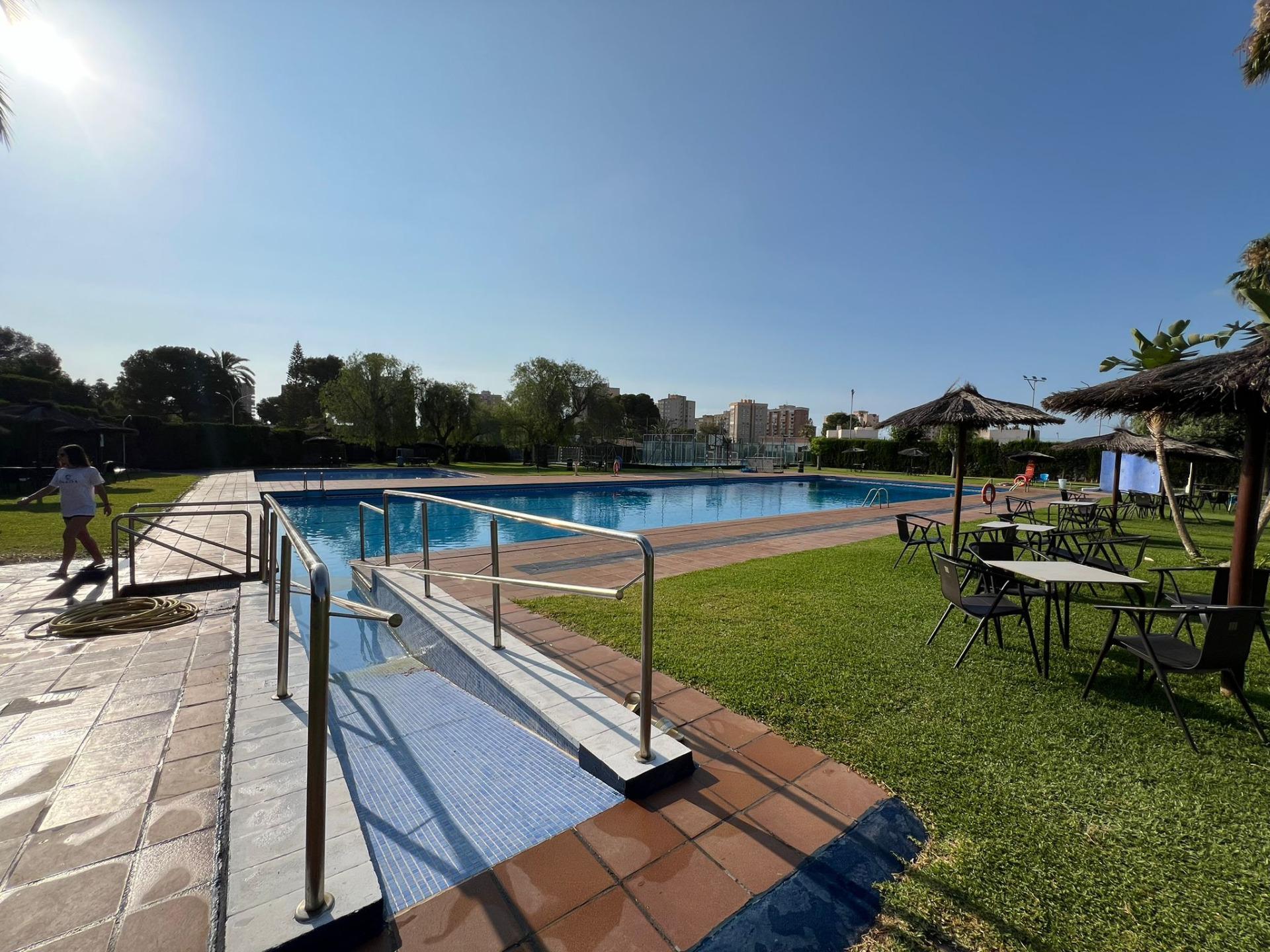 16-67-1 VILLA EN ORIHUELA COSTA A 500 METROS DE LA PLAYA. 4 DORM. 3 BAÑOS. PARCELA 1.145M2.