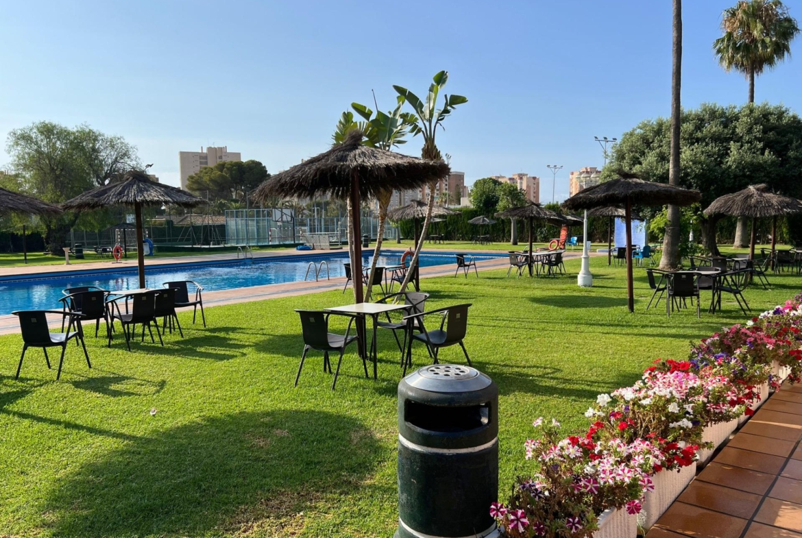 VILLA EN ORIHUELA COSTA A 500 METROS DE LA PLAYA. 4 DORM. 3 BAÑOS. PARCELA 1.145M2.