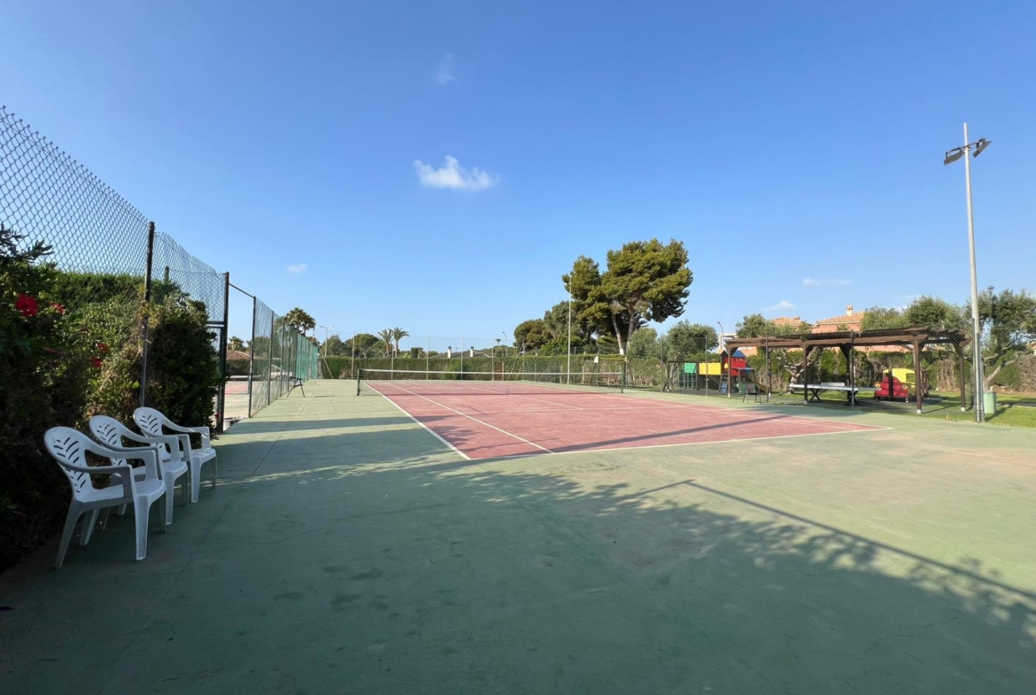 VILLA EN ORIHUELA COSTA A 500 METROS DE LA PLAYA. 4 DORM. 3 BAÑOS. PARCELA 1.145M2.