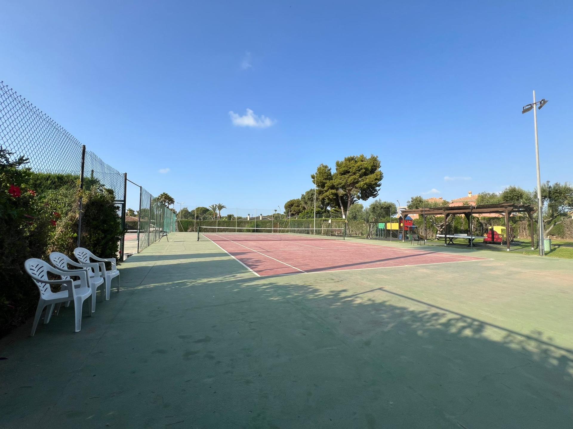 16-69-1 VILLA EN ORIHUELA COSTA A 500 METROS DE LA PLAYA. 4 DORM. 3 BAÑOS. PARCELA 1.145M2.
