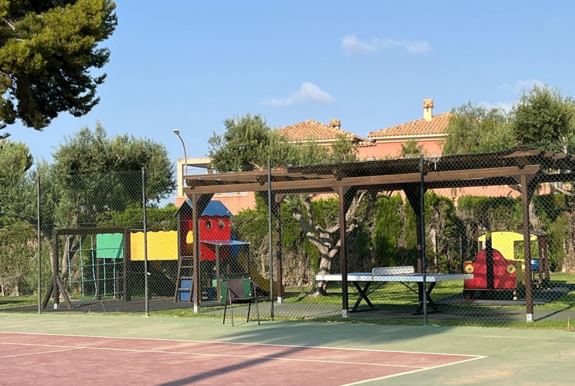 VILLA EN ORIHUELA COSTA A 500 METROS DE LA PLAYA. 4 DORM. 3 BAÑOS. PARCELA 1.145M2.