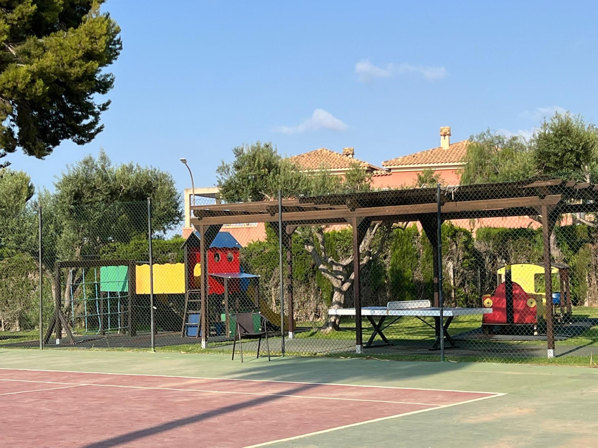 16-70-1 VILLA EN ORIHUELA COSTA A 500 METROS DE LA PLAYA. 4 DORM. 3 BAÑOS. PARCELA 1.145M2.