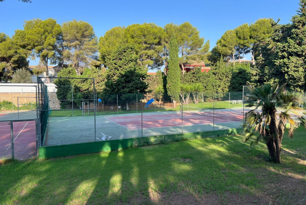 VILLA EN ORIHUELA COSTA A 500 METROS DE LA PLAYA. 4 DORM. 3 BAÑOS. PARCELA 1.145M2.
