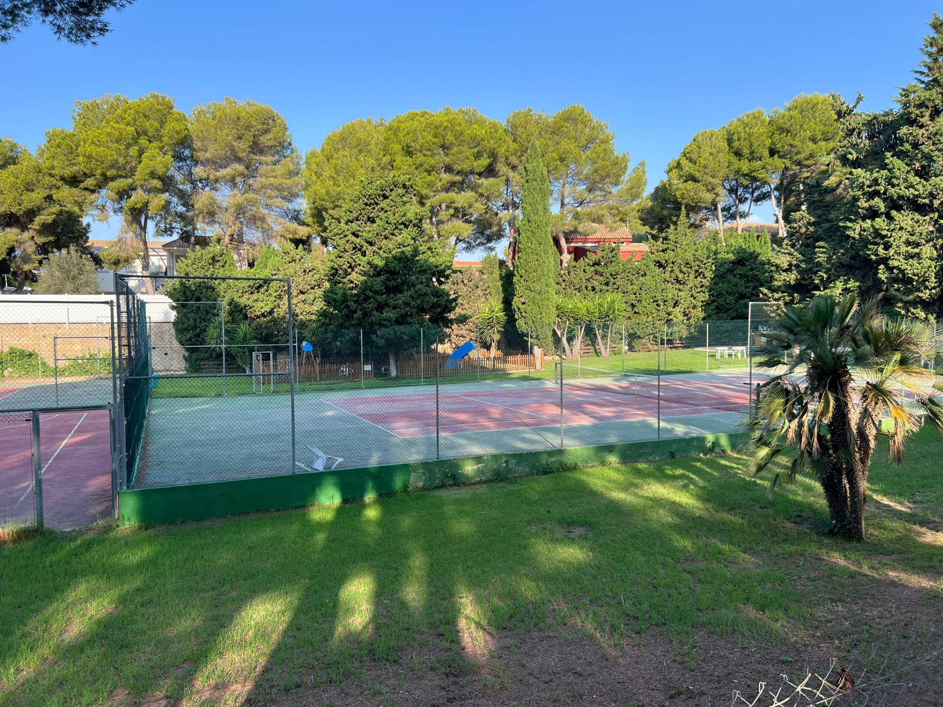 16-71-1 VILLA EN ORIHUELA COSTA A 500 METROS DE LA PLAYA. 4 DORM. 3 BAÑOS. PARCELA 1.145M2.