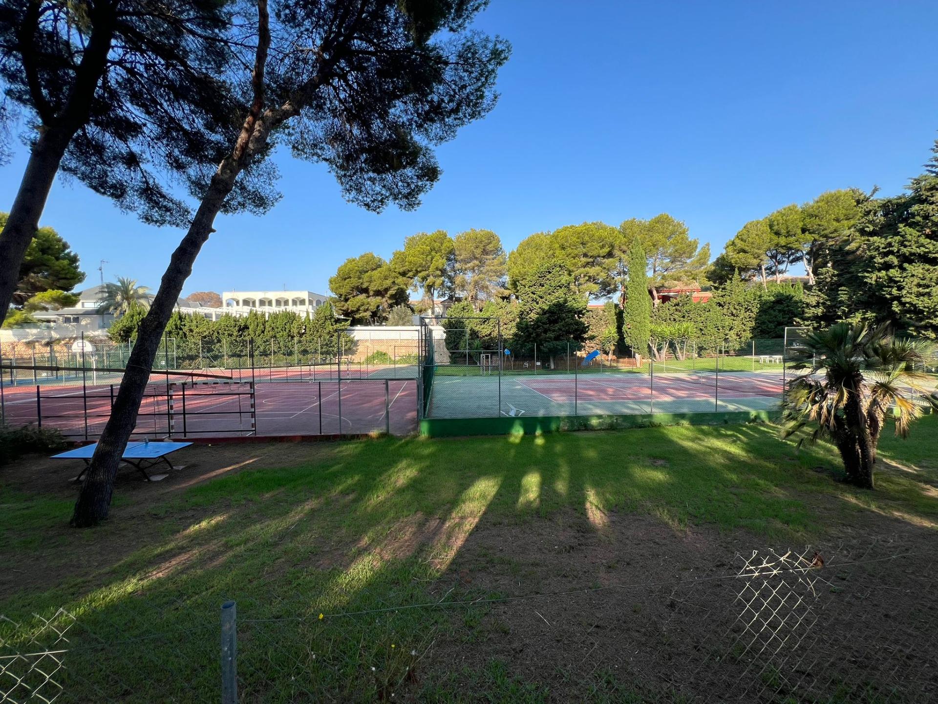 16-72-1 VILLA EN ORIHUELA COSTA A 500 METROS DE LA PLAYA. 4 DORM. 3 BAÑOS. PARCELA 1.145M2.