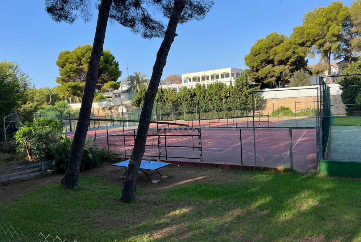 VILLA EN ORIHUELA COSTA A 500 METROS DE LA PLAYA. 4 DORM. 3 BAÑOS. PARCELA 1.145M2.