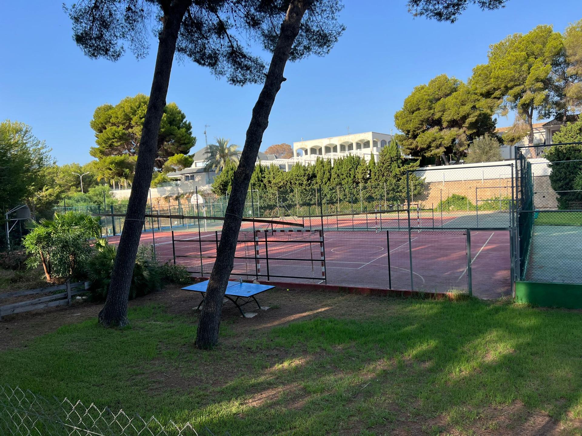 16-73-1 VILLA EN ORIHUELA COSTA A 500 METROS DE LA PLAYA. 4 DORM. 3 BAÑOS. PARCELA 1.145M2.