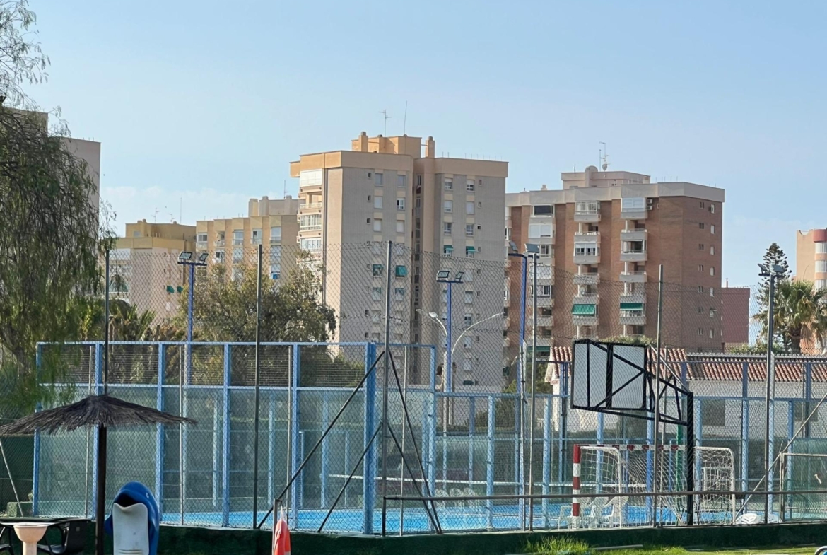 VILLA EN ORIHUELA COSTA A 500 METROS DE LA PLAYA. 4 DORM. 3 BAÑOS. PARCELA 1.145M2.