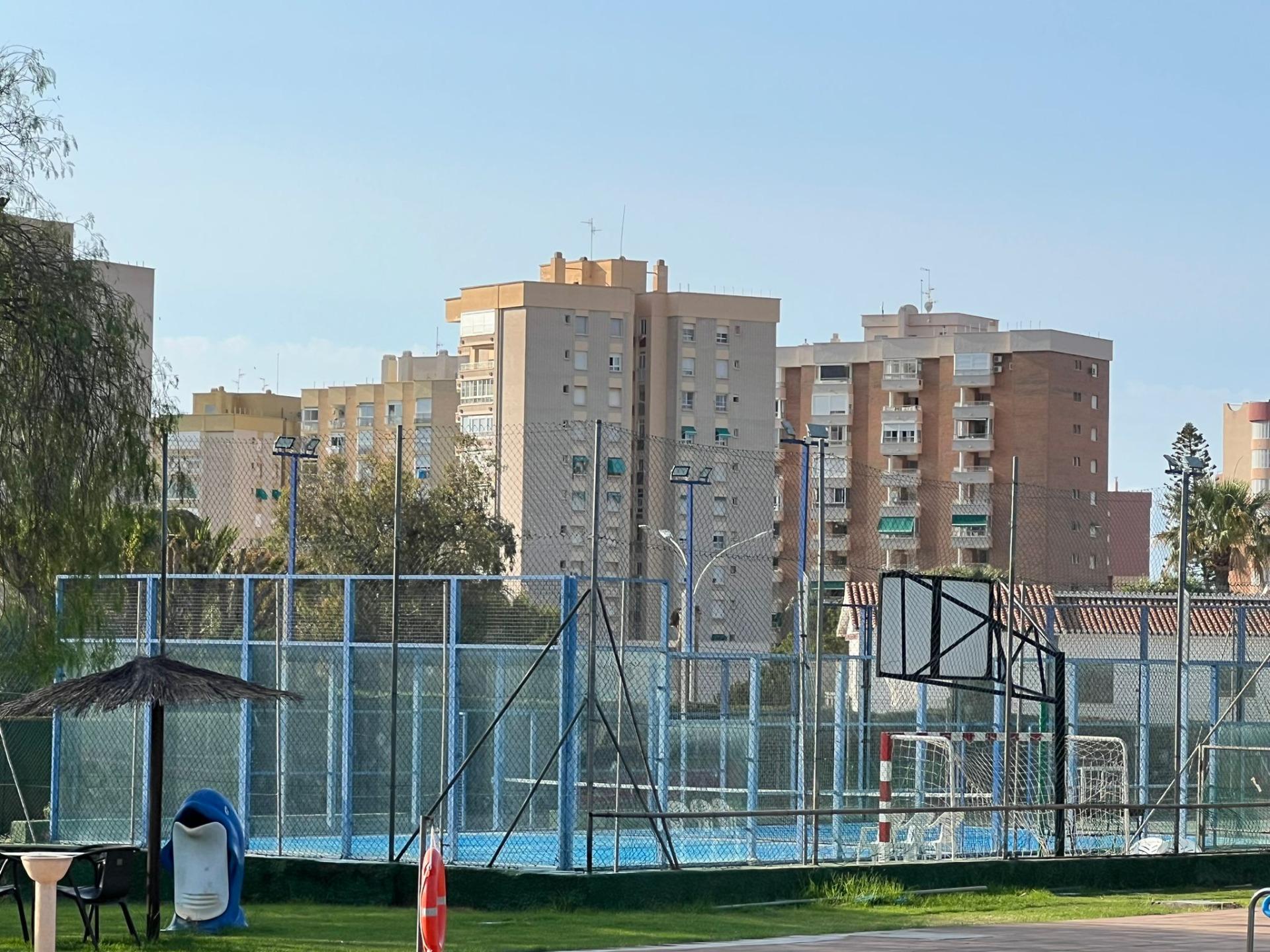 16-74 VILLA EN ORIHUELA COSTA A 500 METROS DE LA PLAYA. 4 DORM. 3 BAÑOS. PARCELA 1.145M2.