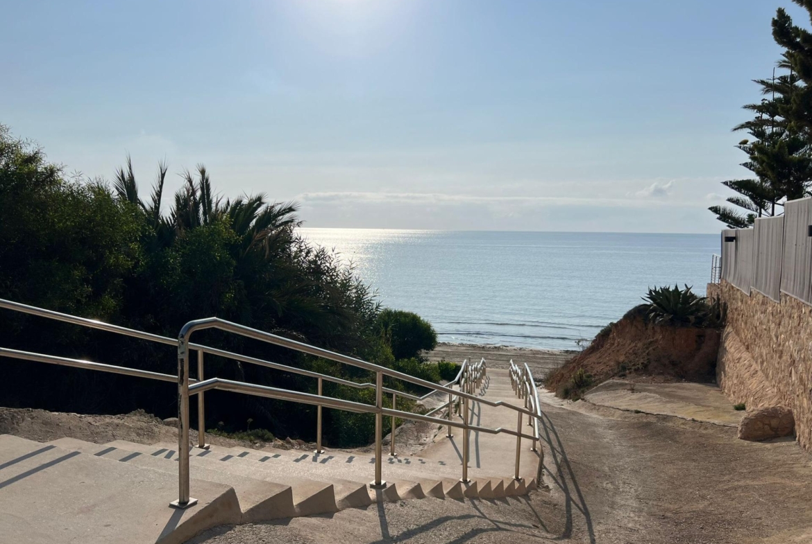 VILLA EN ORIHUELA COSTA A 500 METROS DE LA PLAYA. 4 DORM. 3 BAÑOS. PARCELA 1.145M2.