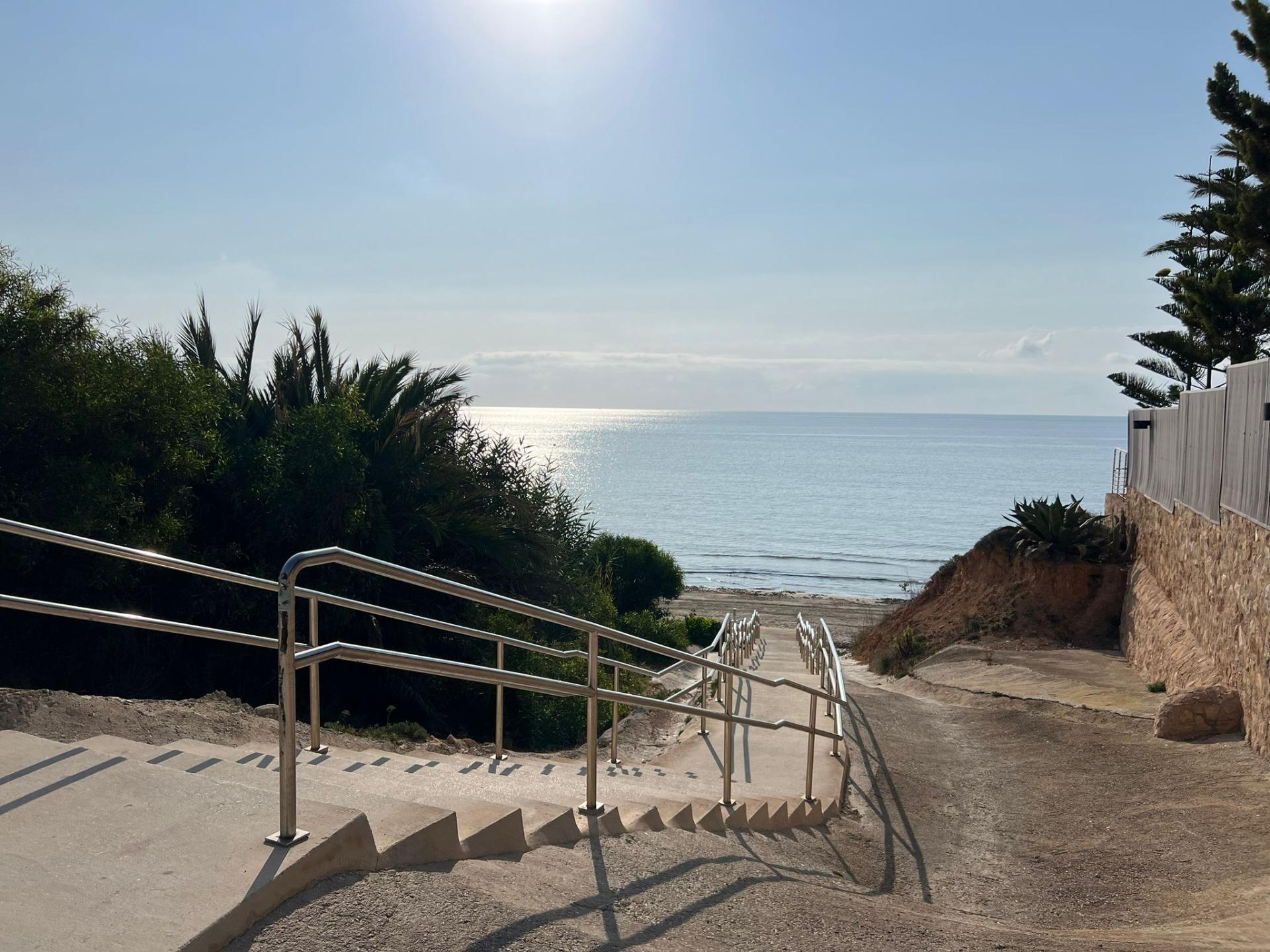 16-76 VILLA EN ORIHUELA COSTA A 500 METROS DE LA PLAYA. 4 DORM. 3 BAÑOS. PARCELA 1.145M2.