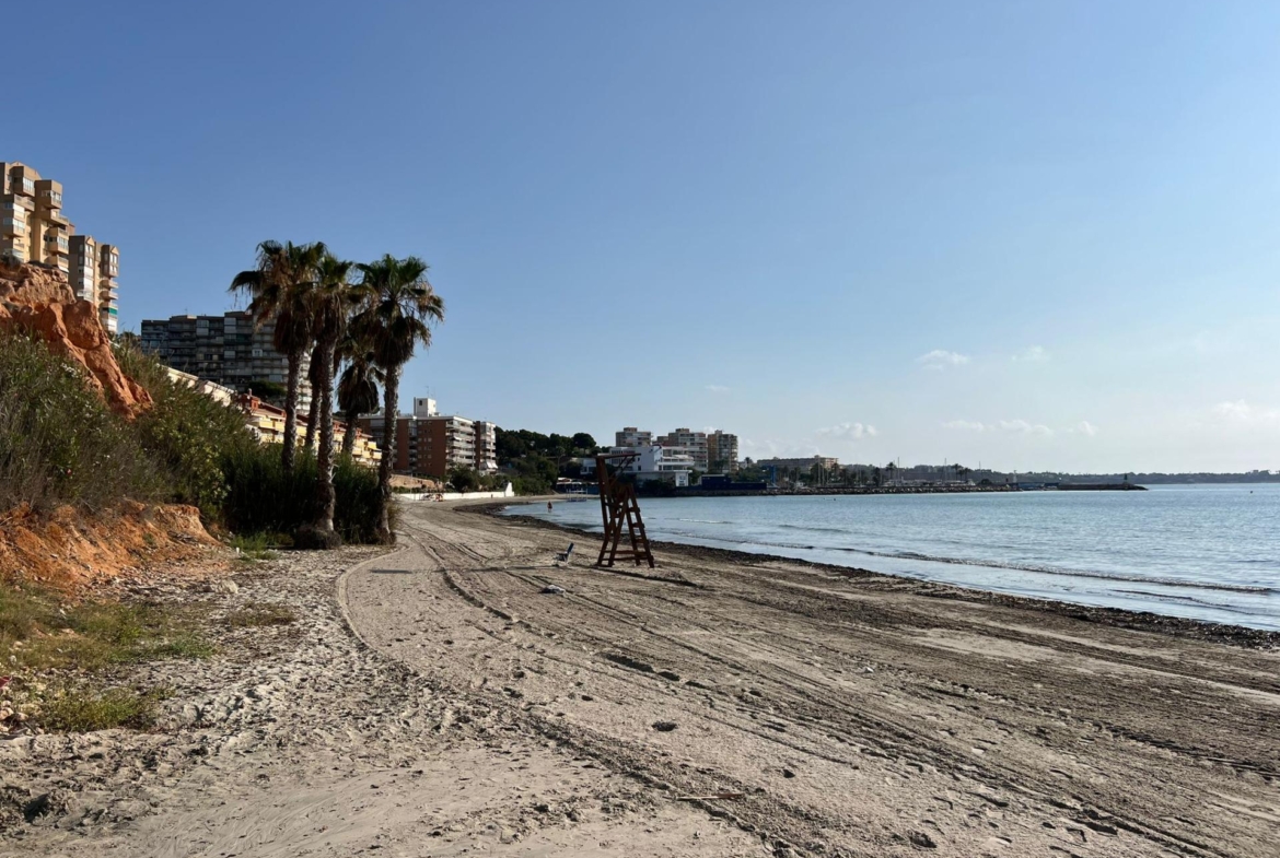 VILLA EN ORIHUELA COSTA A 500 METROS DE LA PLAYA. 4 DORM. 3 BAÑOS. PARCELA 1.145M2.
