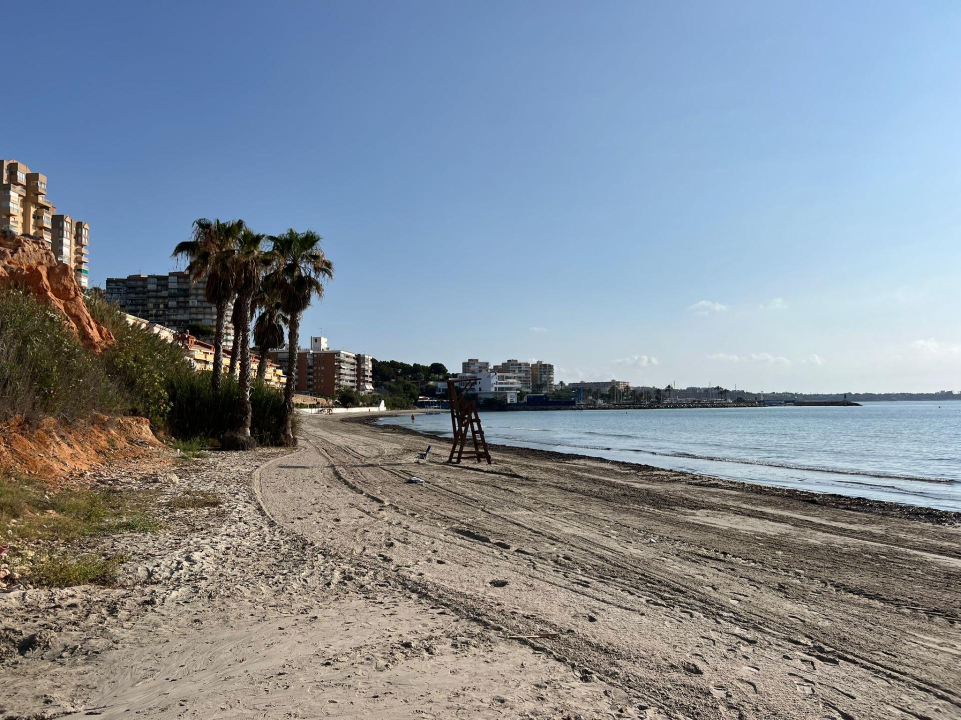 16-79 VILLA EN ORIHUELA COSTA A 500 METROS DE LA PLAYA. 4 DORM. 3 BAÑOS. PARCELA 1.145M2.