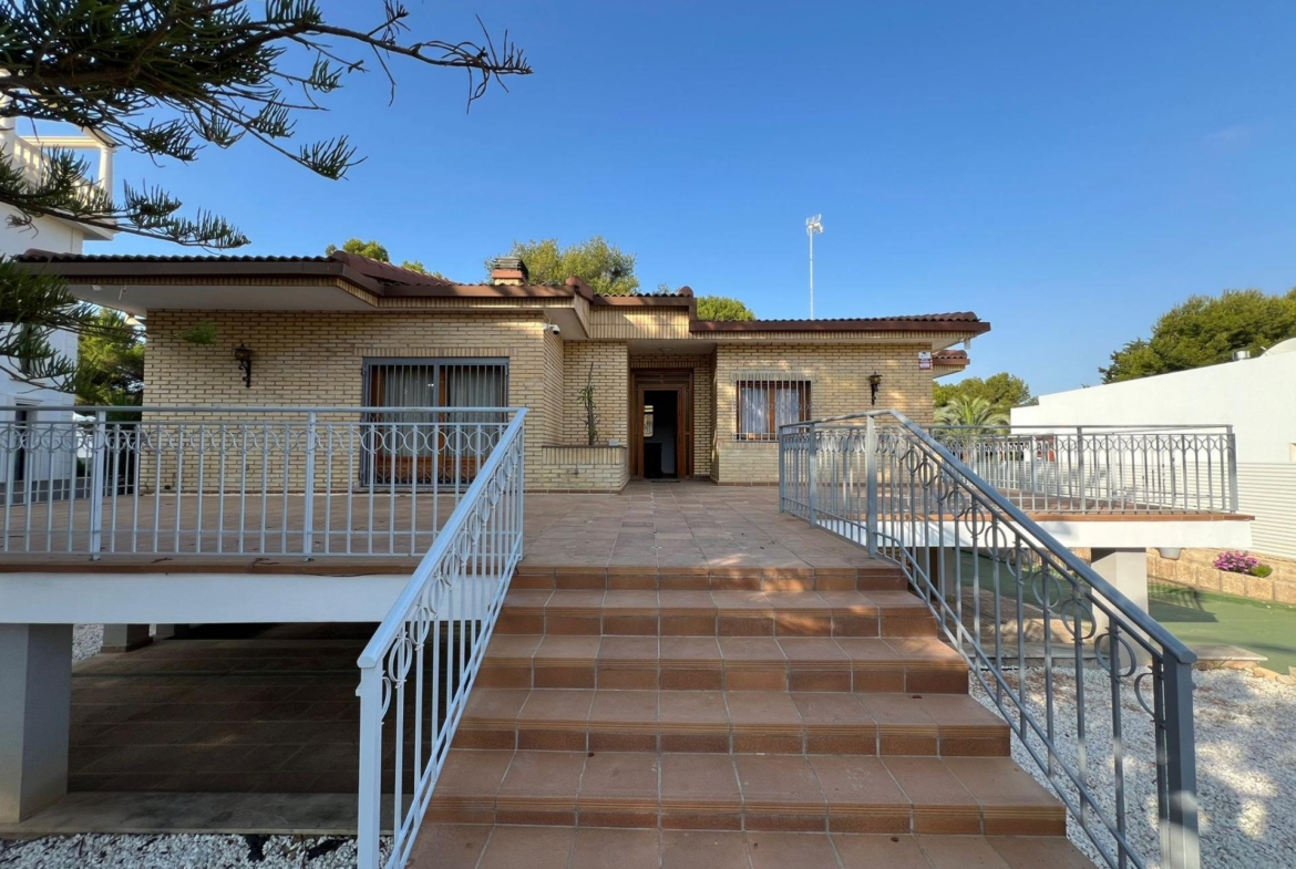 VILLA EN ORIHUELA COSTA A 500 METROS DE LA PLAYA. 4 DORM. 3 BAÑOS. PARCELA 1.145M2.