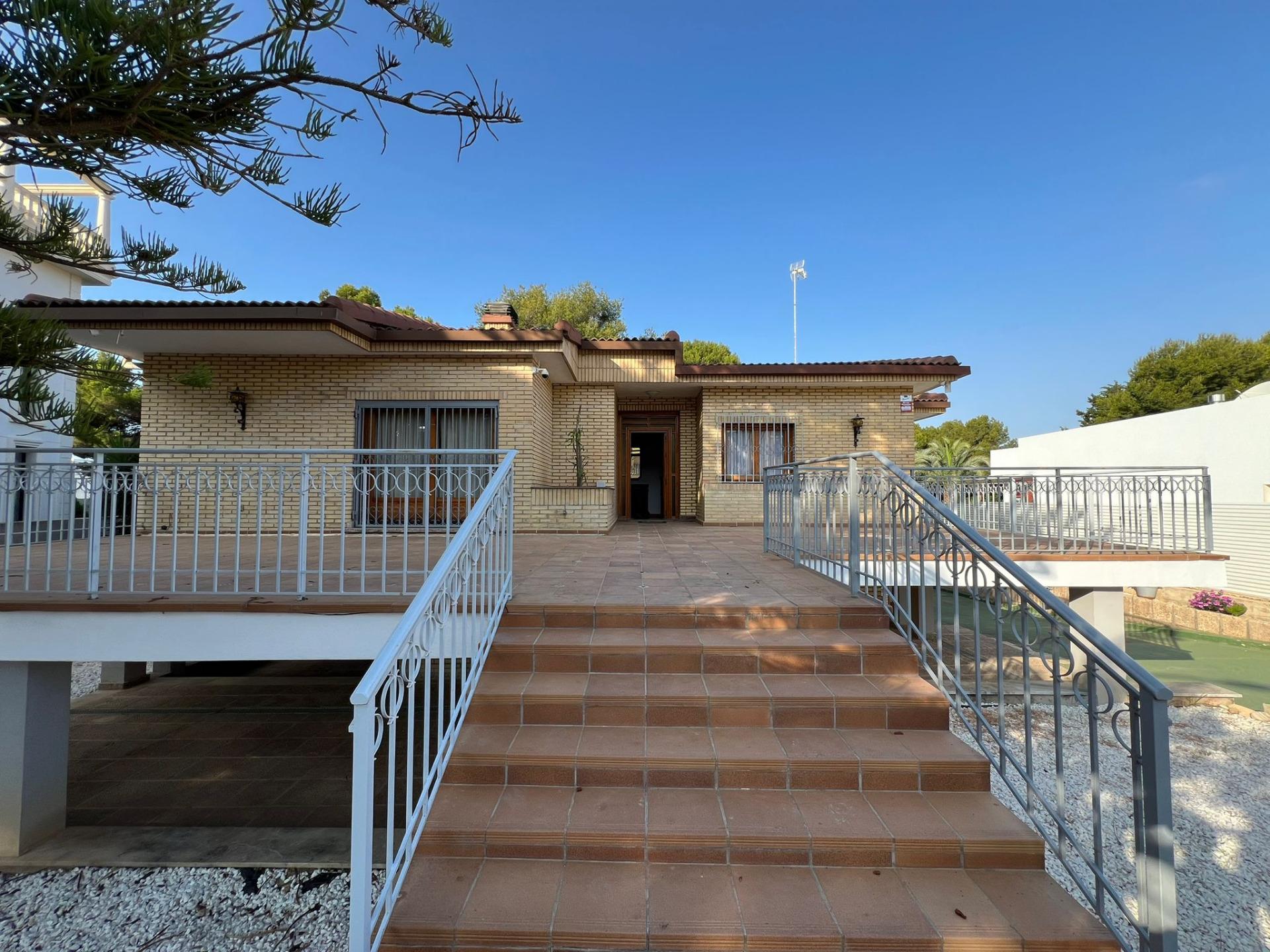 16-8-4 VILLA EN ORIHUELA COSTA A 500 METROS DE LA PLAYA. 4 DORM. 3 BAÑOS. PARCELA 1.145M2.