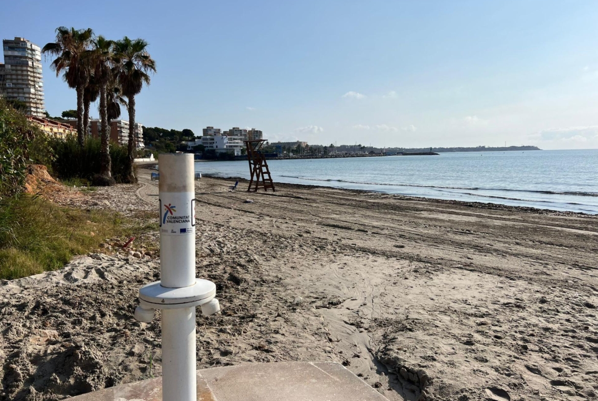 VILLA EN ORIHUELA COSTA A 500 METROS DE LA PLAYA. 4 DORM. 3 BAÑOS. PARCELA 1.145M2.