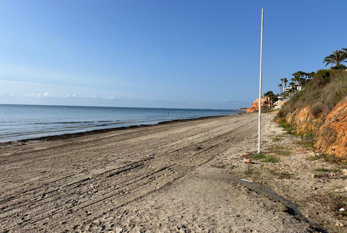 VILLA EN ORIHUELA COSTA A 500 METROS DE LA PLAYA. 4 DORM. 3 BAÑOS. PARCELA 1.145M2.