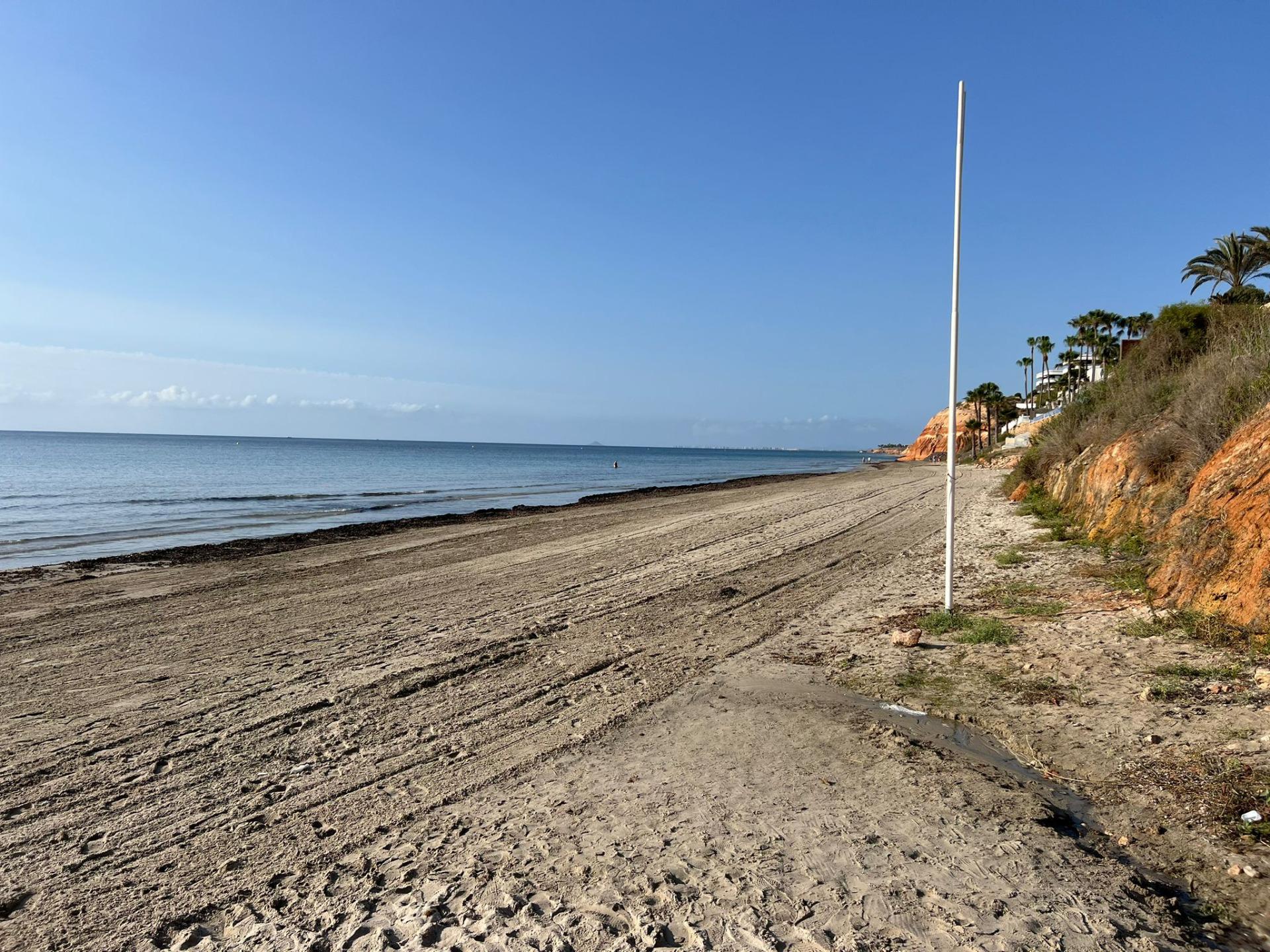 16-81 VILLA EN ORIHUELA COSTA A 500 METROS DE LA PLAYA. 4 DORM. 3 BAÑOS. PARCELA 1.145M2.